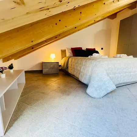 Thiago Home-elegant Mansarda Santa Giulia Square *