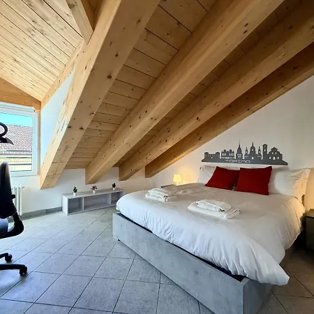 公寓 Thiago Home-elegant Mansarda Santa Giulia Square