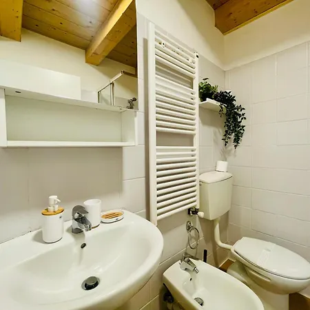 Thiago Home-elegant Mansarda Santa Giulia Square *