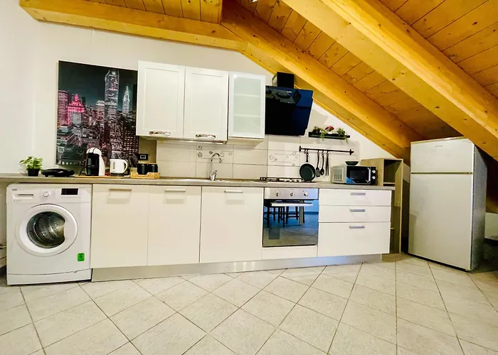 公寓 Thiago Home-elegant Mansarda Santa Giulia Square
