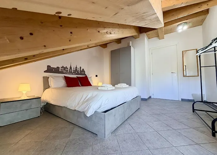 公寓 Thiago Home-elegant Mansarda Santa Giulia Square