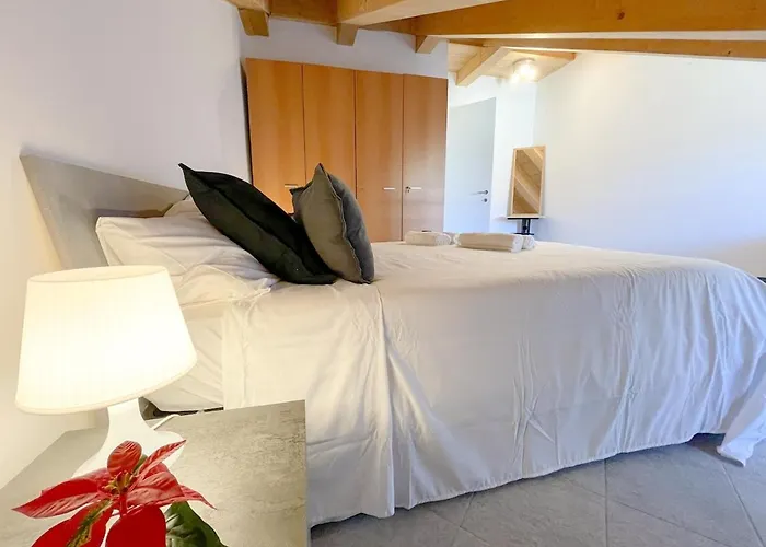 Thiago Home-elegant Mansarda Santa Giulia Square Apartament *
